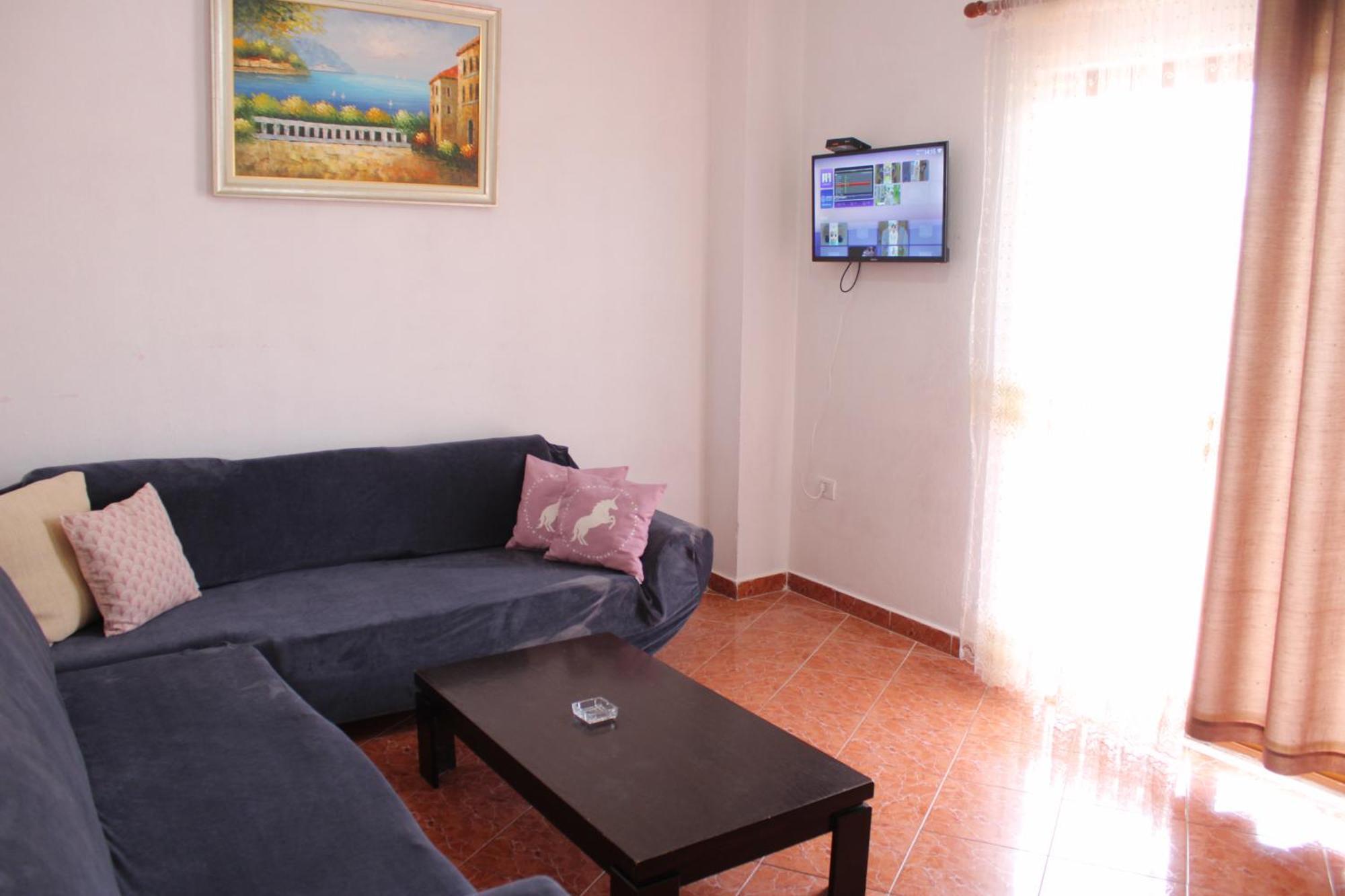 Crew Hostel Тирана Екстериор снимка