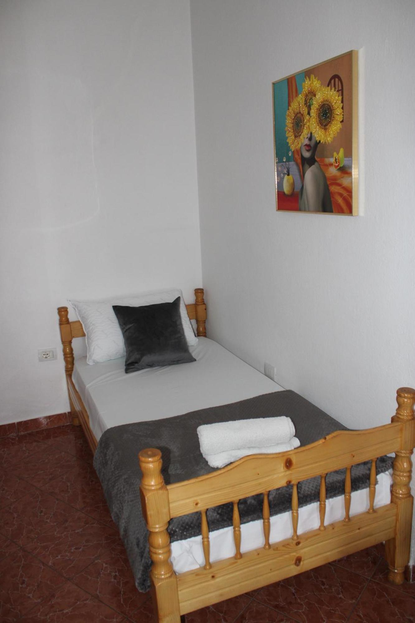 Crew Hostel Тирана Екстериор снимка