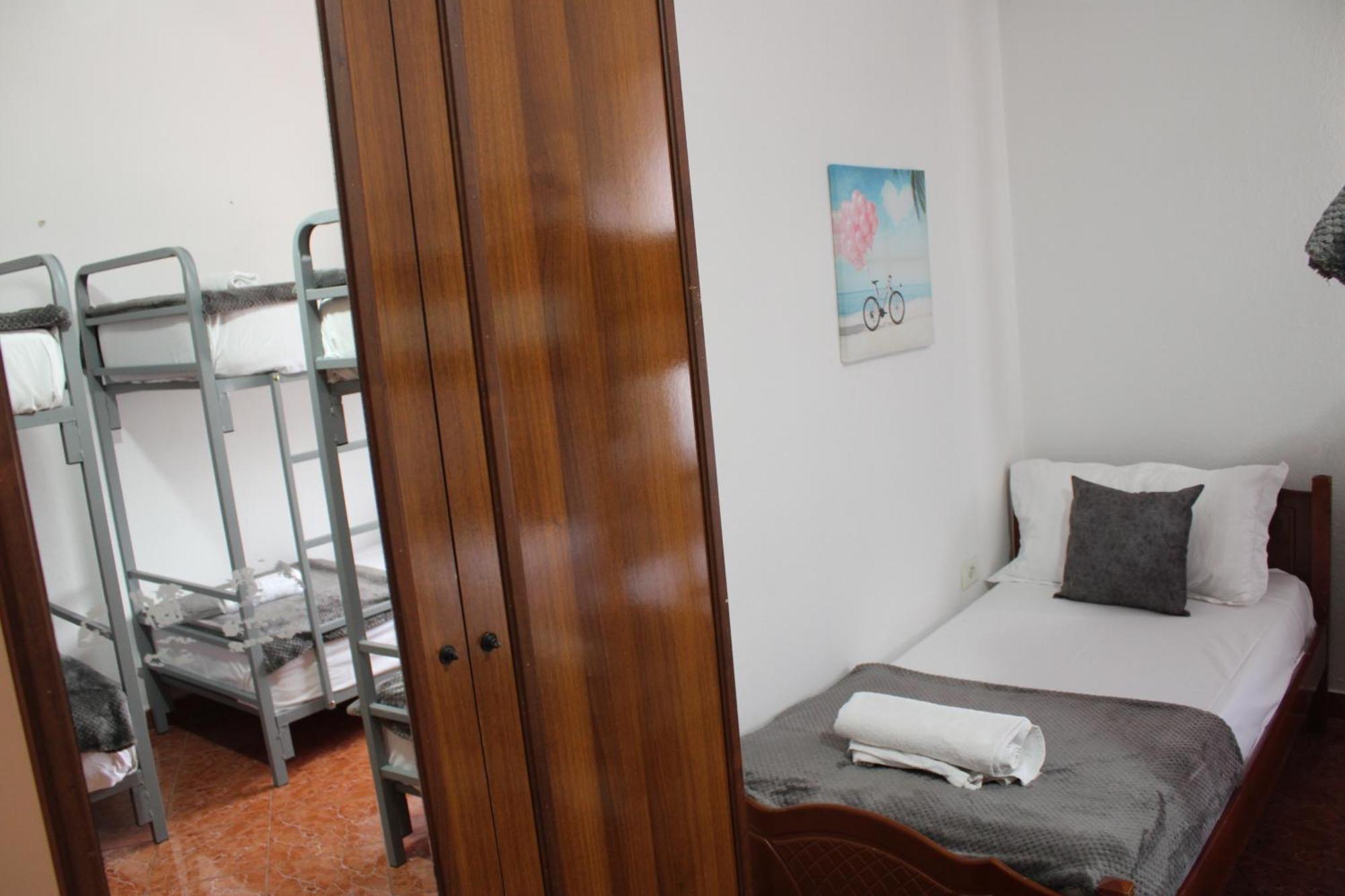Crew Hostel Тирана Екстериор снимка