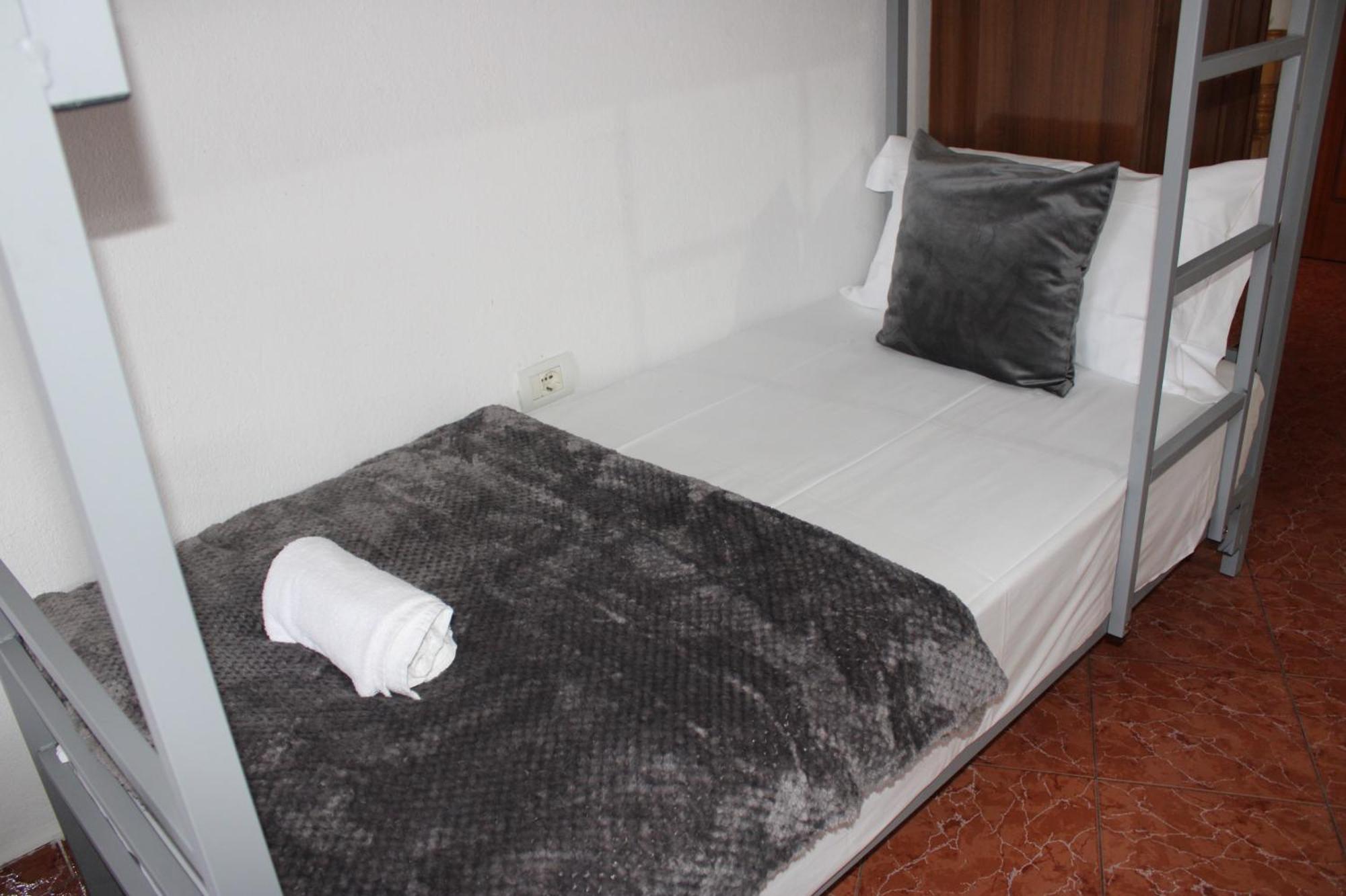 Crew Hostel Тирана Екстериор снимка