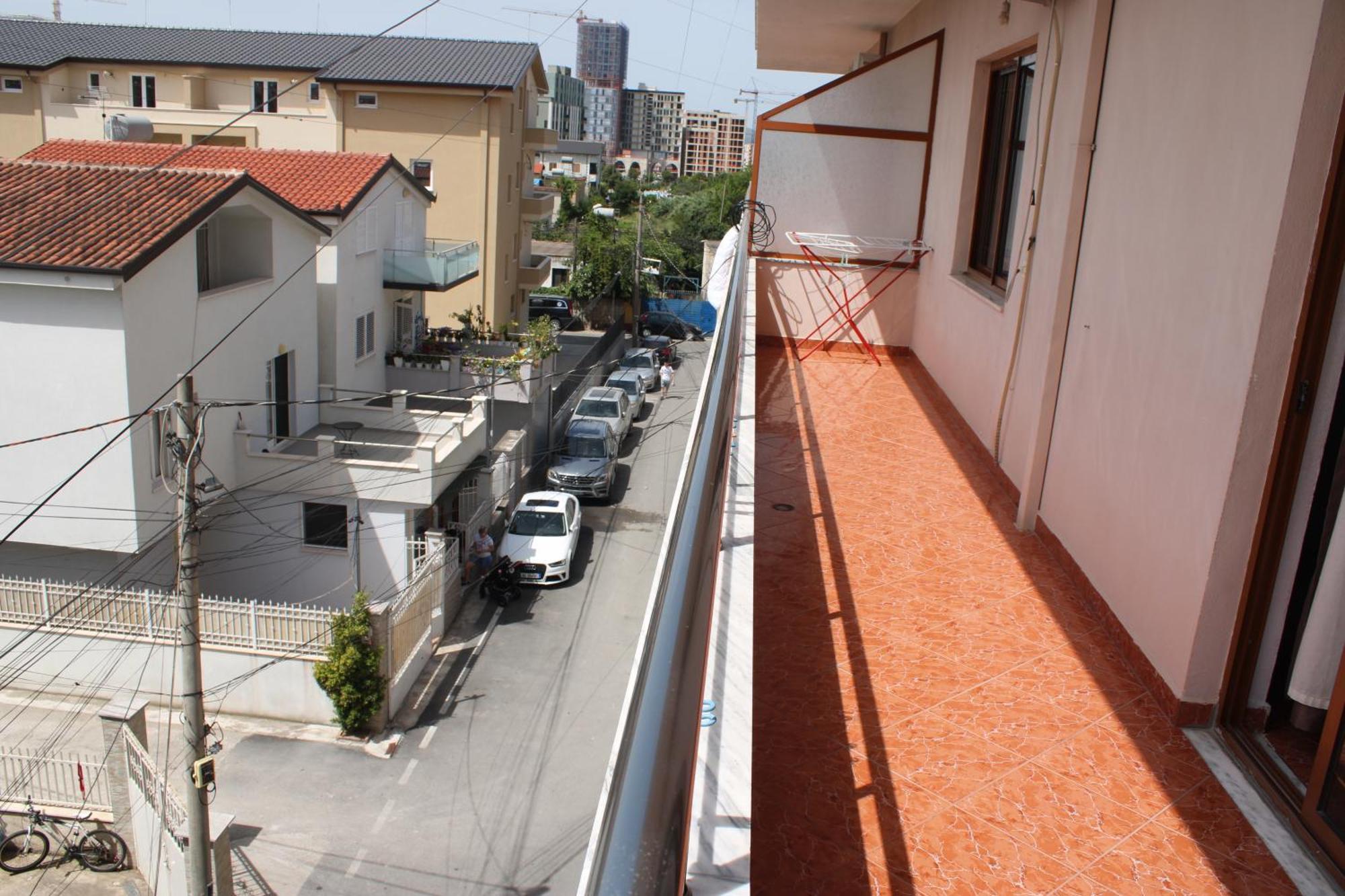 Crew Hostel Тирана Екстериор снимка