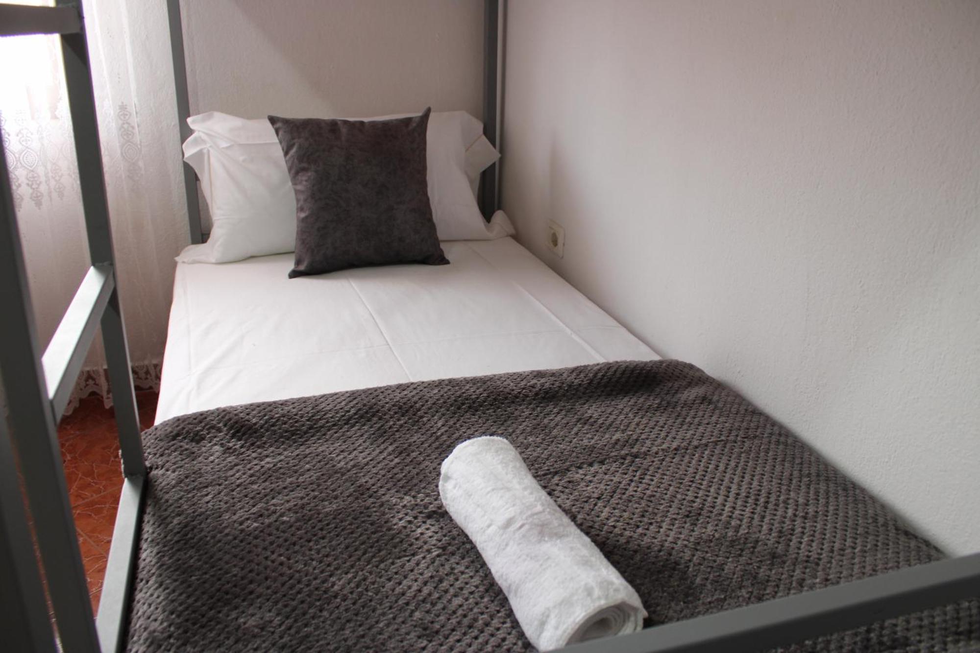 Crew Hostel Тирана Екстериор снимка