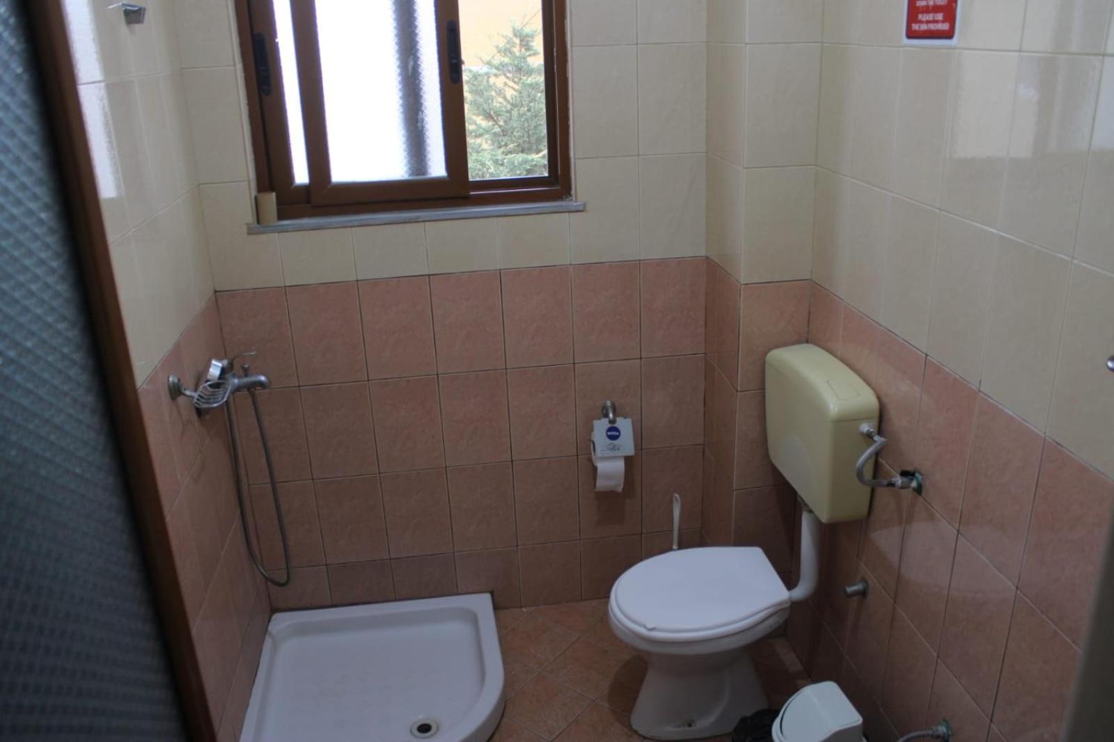 Crew Hostel Тирана Екстериор снимка