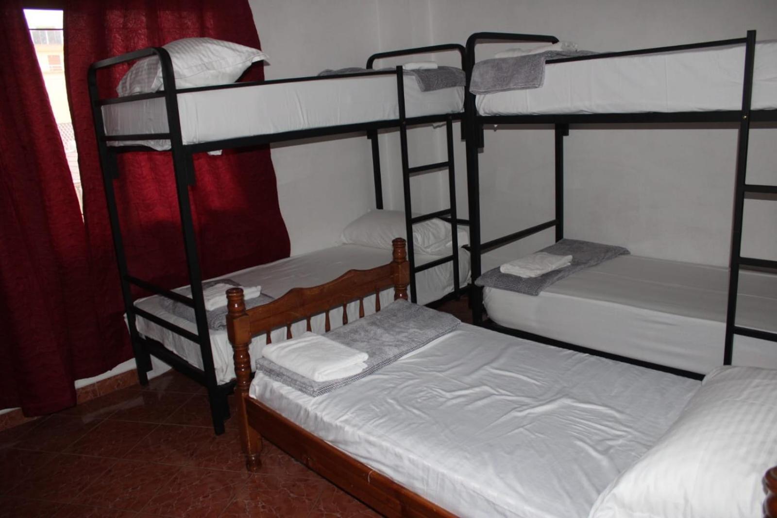 Crew Hostel Тирана Екстериор снимка