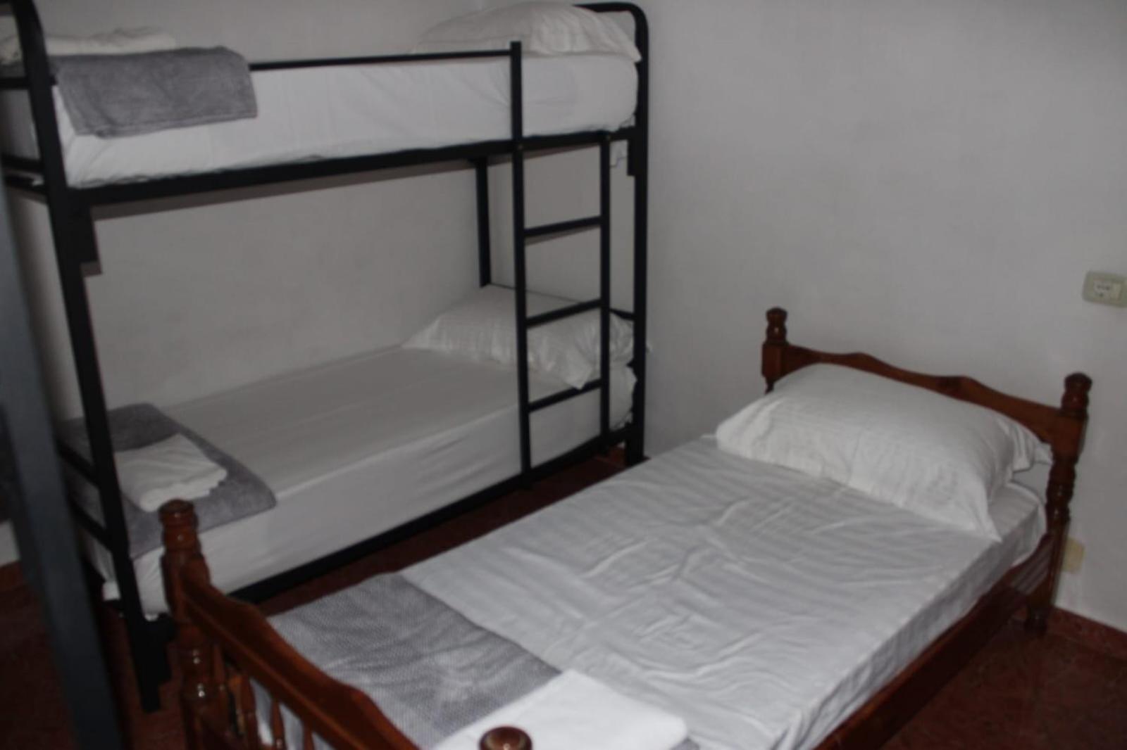Crew Hostel Тирана Екстериор снимка