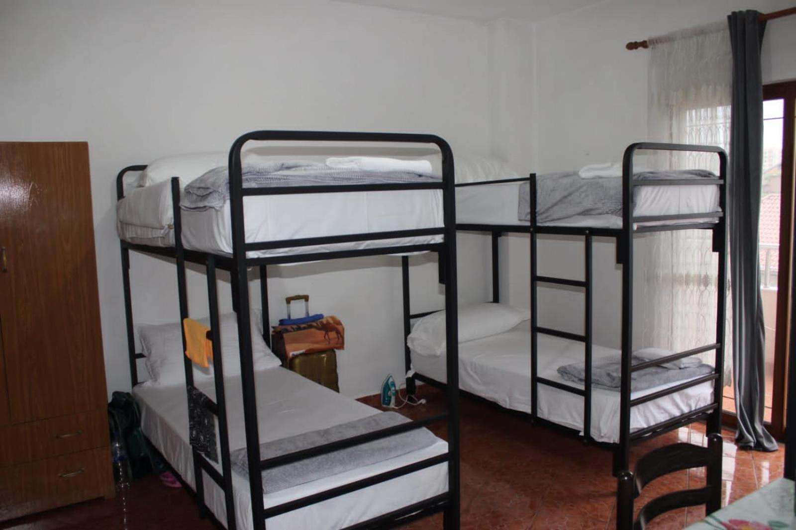 Crew Hostel Тирана Екстериор снимка