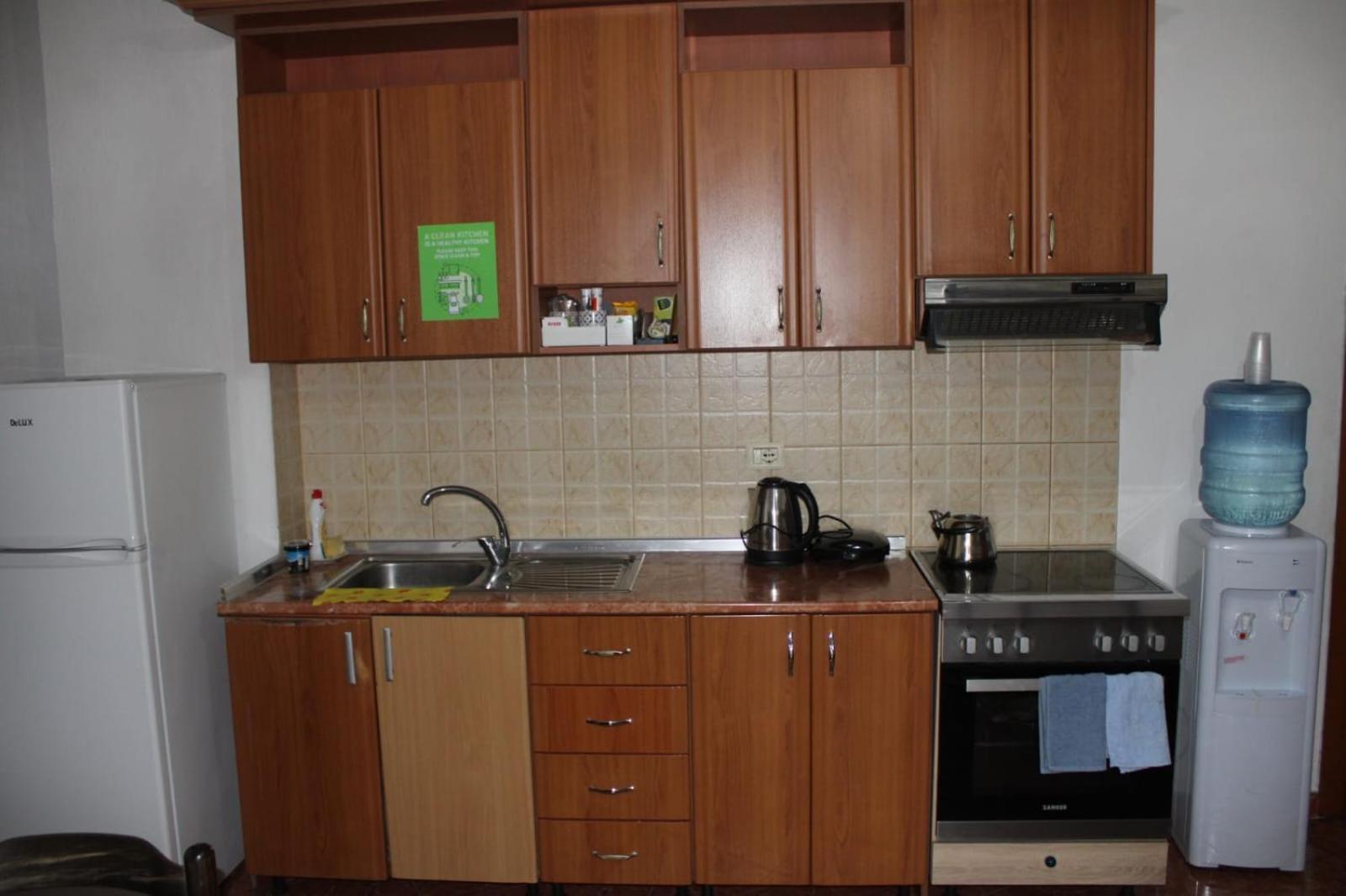 Crew Hostel Тирана Екстериор снимка