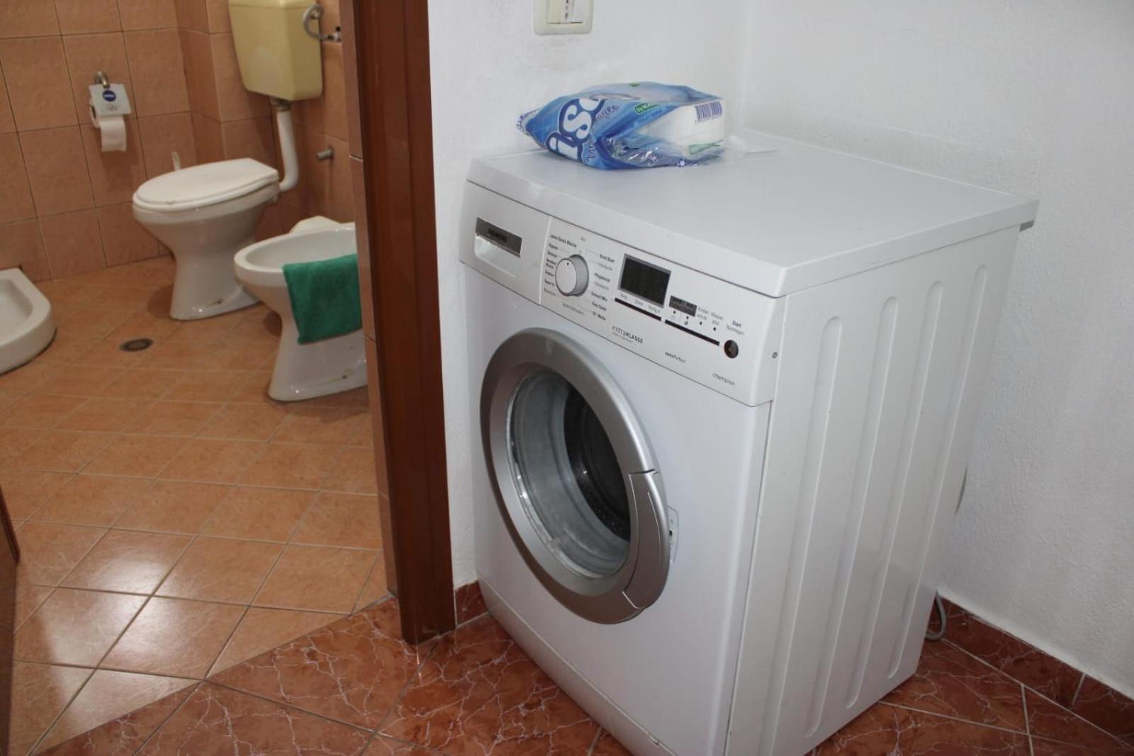 Crew Hostel Тирана Екстериор снимка