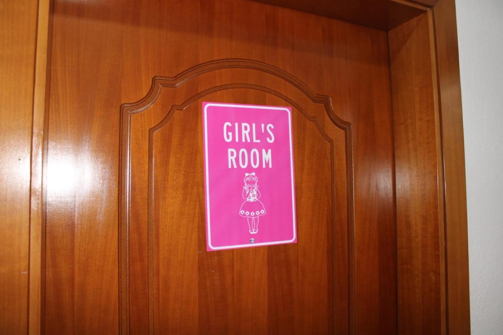 Crew Hostel Тирана Екстериор снимка